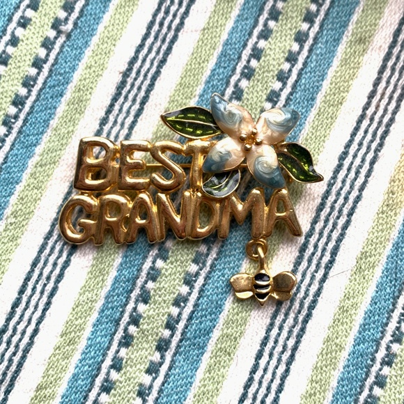 Best Grandma Enameled Flower and Bee Dangle Brooch/Pin NWOT - Picture 3 of 5